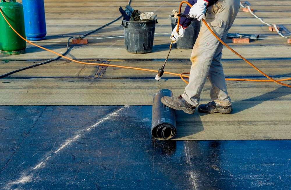 Nieuw dak met bitumen leggen in Rockanje